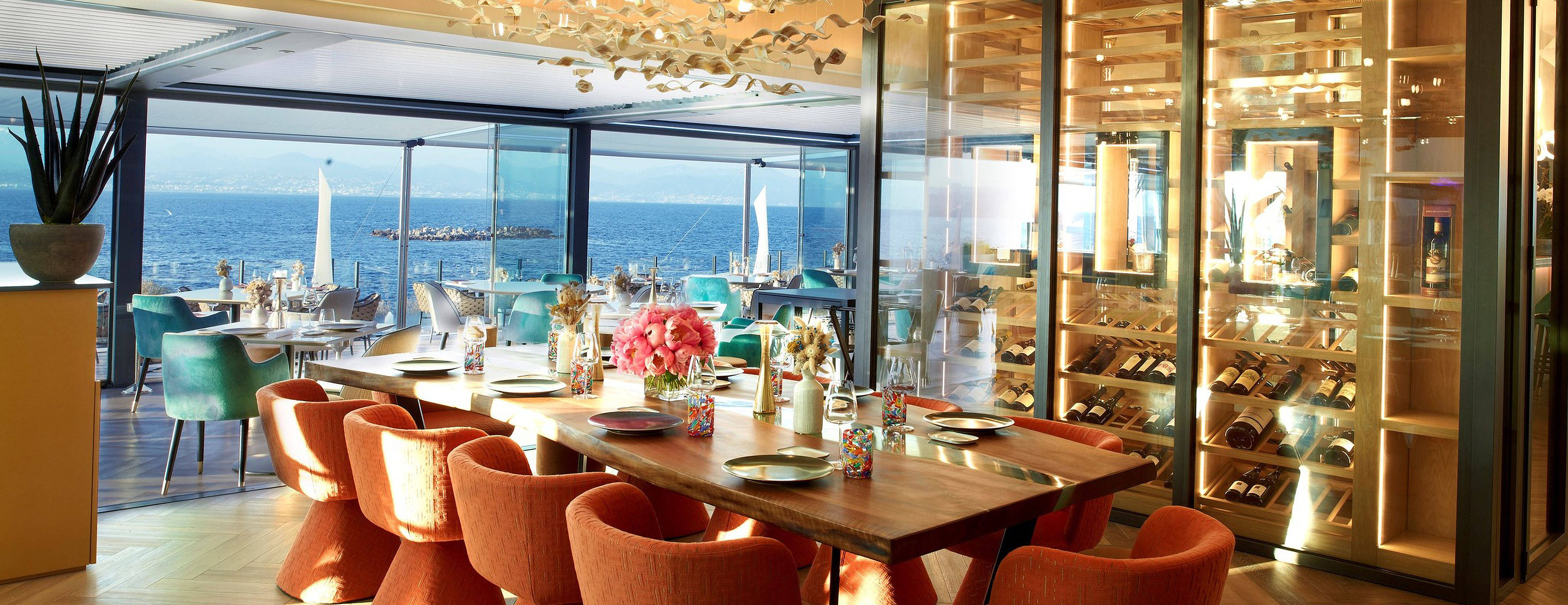 Vue sur la mer depuis un restaurant